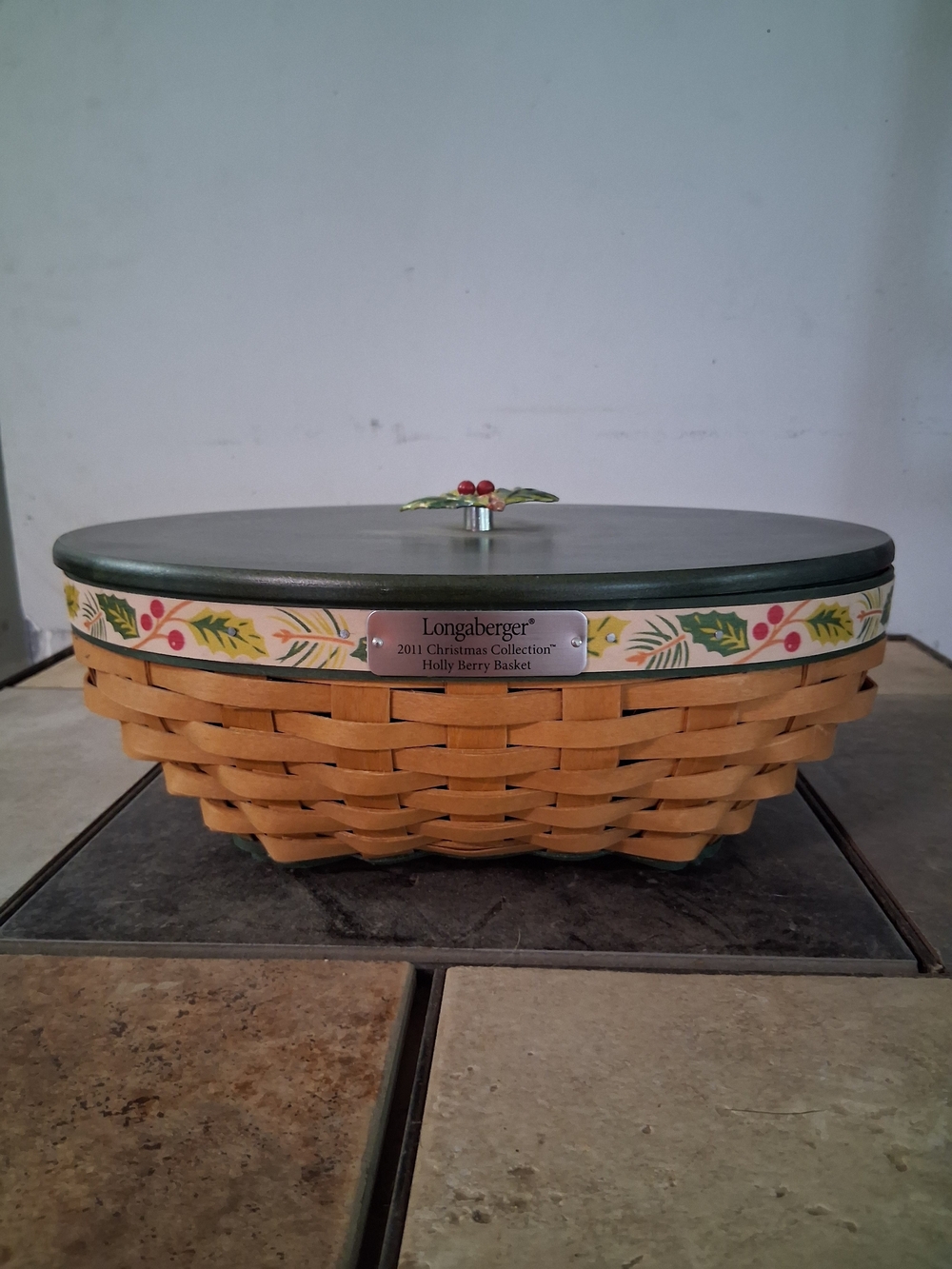 Longaberger 2011 Christmas 'Holly Berry' Lidded Basket